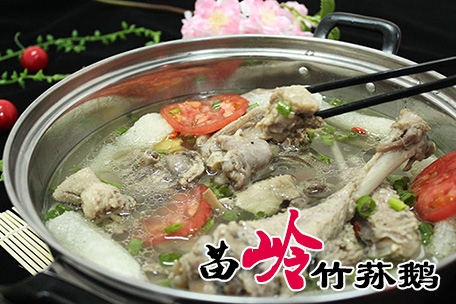 【舜泰火鍋】苗嶺竹蓀鵝本店所用大鵝均為笨鵝，湯鮮味美，其肉肥而不膩，香氣撲鼻。